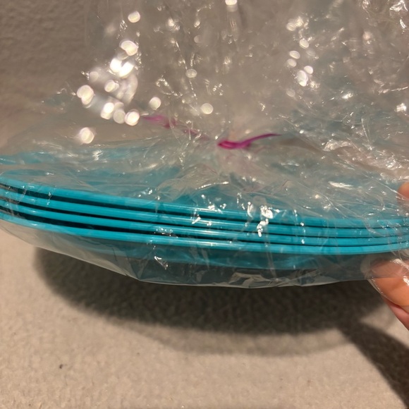 TUPPERWARE dinner plates set of 4 new - Picture 3 of 4